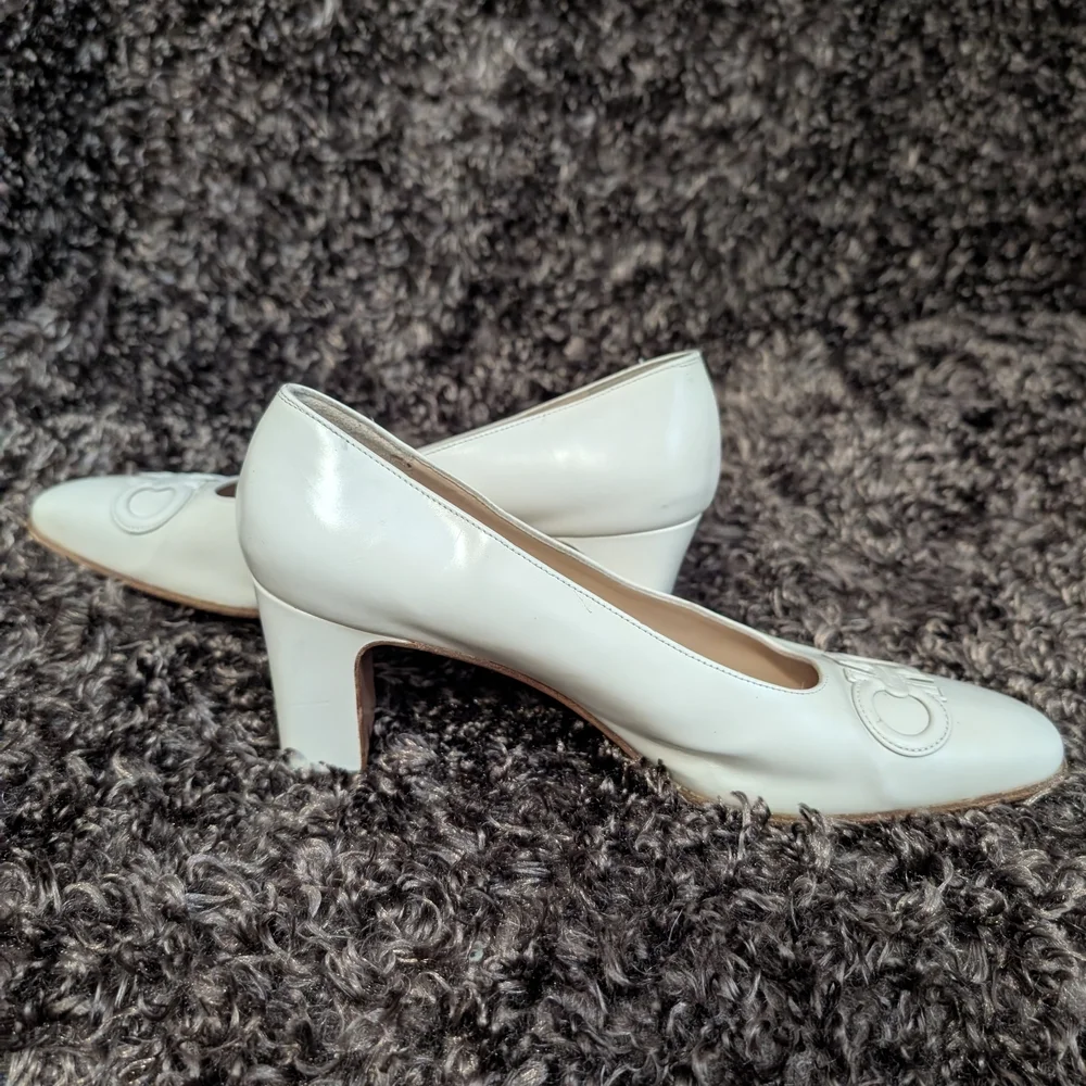 Salvatore Ferragamo Women's Beige Leather Pumps - Picture 5 of 9